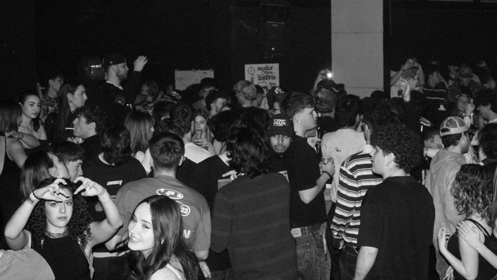Folla che balla a un evento StealingDawg